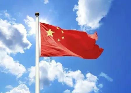 七旬老人不慎坠入窄井 消防员“倒挂金钩”入井营救 看看吧